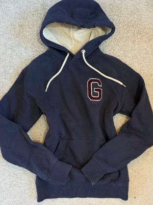 Gant vintage hoodie marinblå XS - Snygg marinblå hoodie från Gant med stor vinröd G-logga på bröstet och broderad Gant-text. Mycket fint skick💕💕