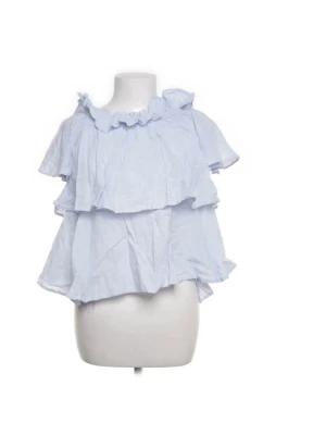 Ljusblå volangtopp - Supersöt ljusblå topp med volanger och offshoulder-design. Den har dubbla lager volanger och en rynkad kant upptill + ett ”linne-aktigt” material. Perfekt till sommaren!