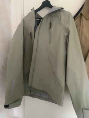 Skidjacka Helt ny - En helt ny skidjacka som jag köpt nyligen som är helt oanvänd med alla lappar kvar. Jag säljer den eftersom jag tappat bort kvittot och då inte kan lämna tillbaka den. Skriv gärna om du har frågor. Priset kan diskuteras.