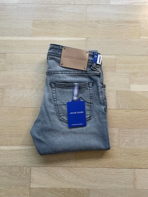 Grå jeans från Jacob Cohën - Gråa Jacob Cohën jeans || Modell ”Nick” || Brand new || Allt ingår som är med på bilderna || Storlek W28 och L30 || Hör gärna av er vid frågor eller funderingar || Mvh Partille closet