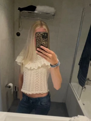 Stickad topp - En jättegullig stickad topp med en volang och massa söta detaljer. Den är vit/beige och i storlek S. Märket är Zara och den är i mycket fint skick🤍🤍