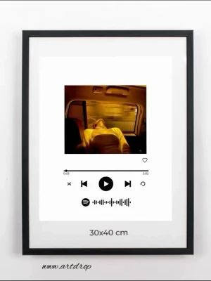 Spotify-inspirerad tavla 30x40 cm - Snygg tavla med Spotify-tema i svart ram, 30x40 cm. Motivet visar en person i baksätet på en bil, med musikspelare och Spotify-kod under bilden. Finns i både färg och svartvitt. Perfekt som modern väggdekor för musikälskare.