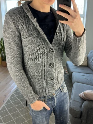 Stickad cardigan grå - Trendig och stilren! Mått: A:49 B:46 C:41 D:63 (cm) Skriv vid fundering! 😁