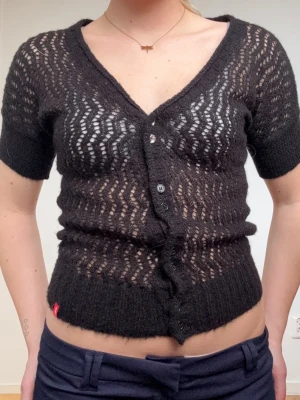 Stickad kofta - Fin kofta med lite glitter i. Fina knappar.