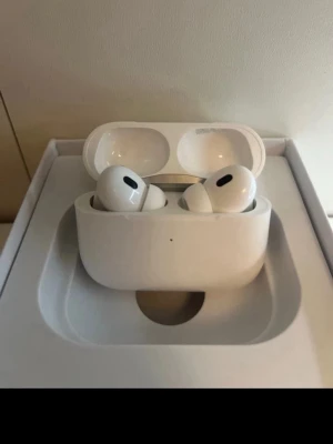 Apple AirPods 2 Pro  - Säljer ett par helt nya  Apple AirPods Pro 2 med laddningsetui USB-C och brusreducering. De har en stilren och kompakt design med silikonproppar för bra passform vilket kommer i olika strl.  