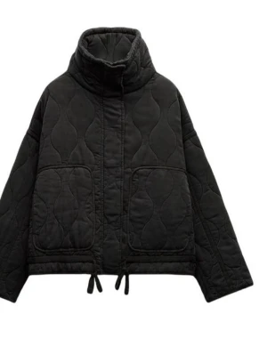 Svart quiltad pufferjacka med hög krage - Säljer en svart quiltad pufferjacka med hög krage och två stora framfickor. Från Zara och köptes förra hösten🫶🏻