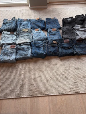Mix av Levi's jeans i olika färger - Säljer ett gäng Levi's jeans i olika tvättar och färger, från ljusblått till svart och vitt. Klassisk femficksmodell med raka och smala ben. Jeans i både denim och stretchmaterial, perfekta för dig som gillar vintage och streetwear.