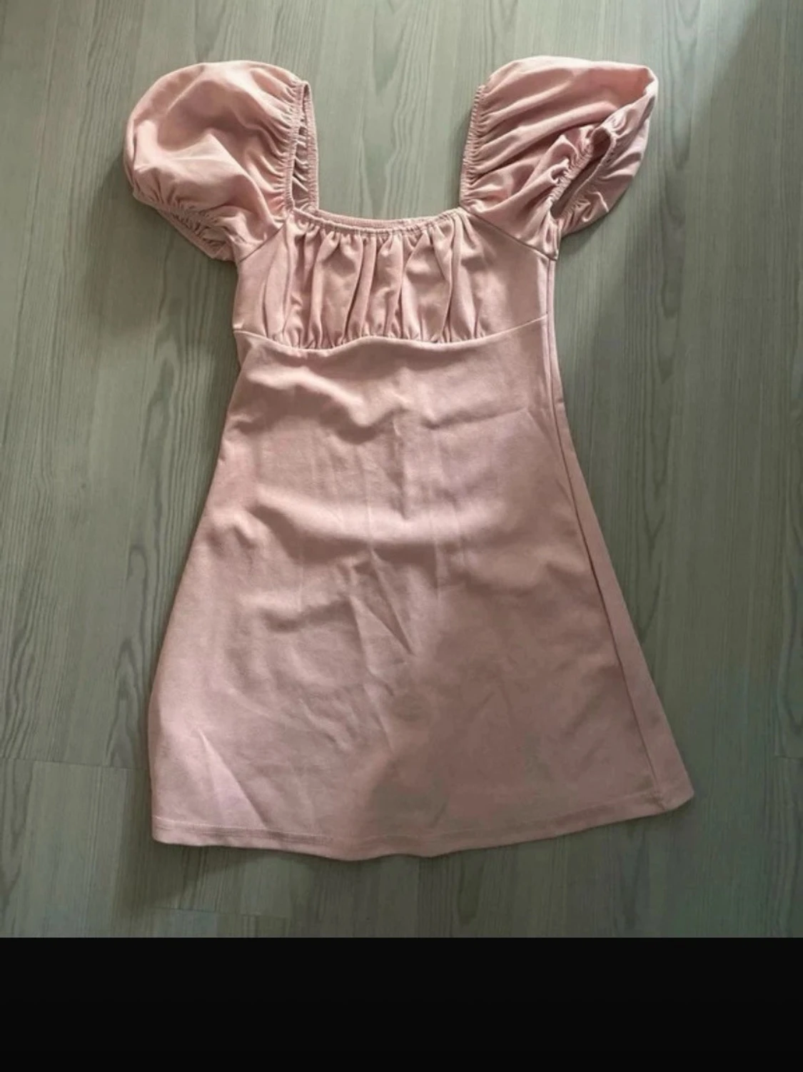 Rosa kort klänning med puffärmar - 1
