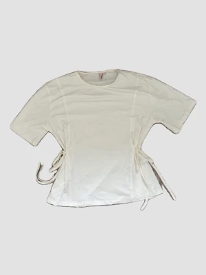 Vit t-shirt med knyt i sidan - Snygg vit t-shirt med korta ärmar och coola knytband i sidorna. 