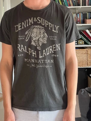 Ralph Lauren denim & supply t shirt - Ovanlig t shirt ifrån Ralph Lauren och deras kollektion denim and supply. Tröjan är i bra men använt skick. Storlek M - Vid frågor kom DM så svarar jag såklart👍😄