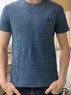 Ralph Lauren T-shirt - Snygg blå T-shirt från Ralph Lauren i storlek S i ett väldigt bra skick 👍 nypris~1000kr