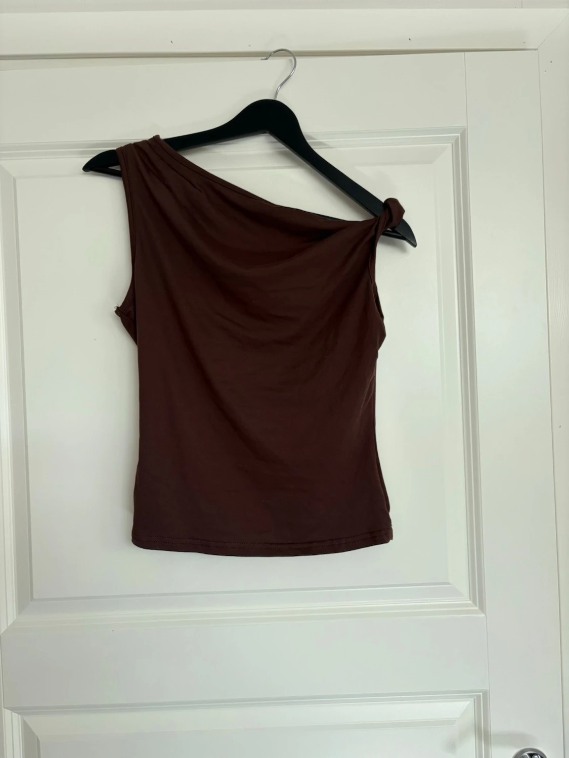 Brun oneshoulder topp