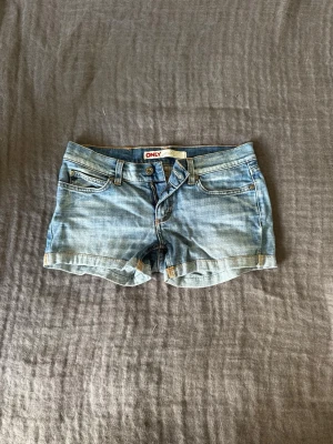 Lågmidjade jeansshorts  - Snygga ljusblå jeansshorts från ONLY med låg midja. Perfekta för varma dagar och enkla att matcha med olika toppar.