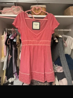 Abercrombie babydoll topp - Babydoll topp från Abercrombie & Fitch i storlek L. Fint skick men har tecken på användning därav den är vintage! 