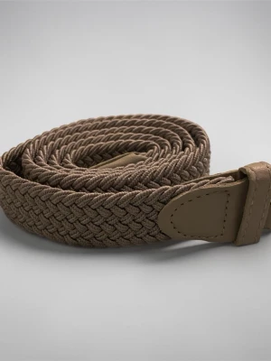 Beige flätat bälte - Snyggt beige flätat bälte med detaljer i konstläder. Bältet har en klassisk design och är gjort i ett mjukt textilmaterial som ger en flexibel passform. Perfekt accessoar för att lyfta din outfit.