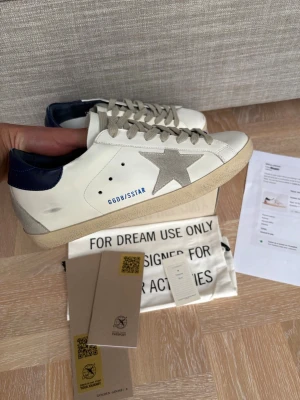 Golden goose skor  - Helt nya och extremt snygga ggdb superstar skor i storlek 41. Clean navy bakdel och resten blåa och gråa detaljer. Perfekt inför vardag och fest. Kvitto finns också. Skambud undanbes. Hör av er vid eventuella frågor! 
