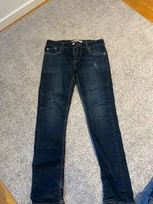 Mörkblå raka jeans från Levis - Lite schystare mörkblå jeans från Levis med lite stretch. Lite små för mig som är 180 cm och 67 kg. Kan skicka fler bilde om de behövs.