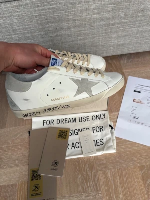 Golden goose skor  - Helt nya och extremt snygga ggdb superstar skor i storlek 43. Golden goose VCE med gråa och beiga detaljer. Lätt de snyggaste ggdb som finns! Perfekt inför vardag och fest. Kvitto finns också. Skambud undanbes. Hör av er vid eventuella frågor! 