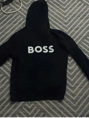 Boss hoodie - Boss hoodie som är jätte skön och passar till stilen. Använder inte den då den är för liten på mig. Köpt för 1200. Äkta hoodie. Pris kan diskuteras. Dm mig för frågor elr bilder. Lite smutsig, men ingen fara går bort i tvätten