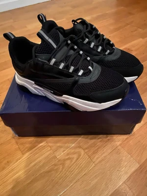 Svarta sneakers b22 - B22 skor stil rena svart vita skor kommer med alla tillbehör. En snabb affär kan alltid lösas🙌🏻