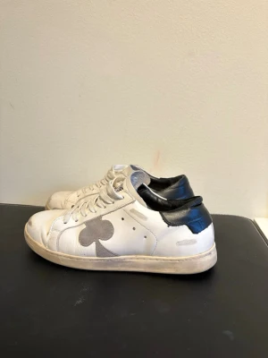 The Gallerist sneakers - Sneakers från ”the gallerist”  Köpta nu i vår nya, använda ca 10 gånger   Vita med svarta detaljer, stilrena och lätta att matcha  Använda men i gott skick, slitage framför snörena i ”böjen”   Stl 38   Säljes pga blivit försmå  Nypris 2700kr Mitt pris 650kr
