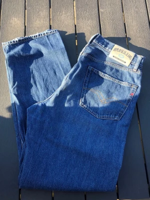Replay Jeans - Säljer ett par riktigt snygga Replay Jeans. Storleken på jeansen är W32, L32. Passar XS/S/M. Perfekta till vardagslooken och passar till det mesta. Säljs för 199kr pga att jag inte får användning av dem och nypris är 1500-1800kr!☺️