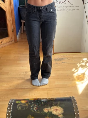 Svarta raka jeans  - Svarta/gråa straight jeans 