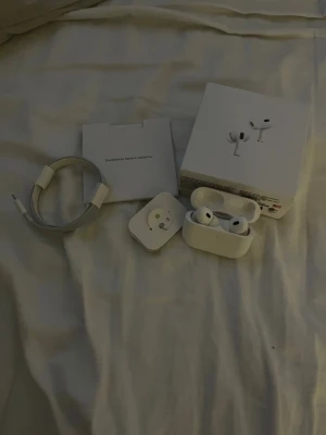 AirPods Pro 2 - Jag säljer AirPods Pro 2 i helt okej skick. Ljudet skulle jag säga är lite sämre i jämförelse med andra och det händer ibland att 1 hörlur strular då den har svårare att sättas igång. Bortsett från det så funkar de jätte bra och ser i princip nya ut.