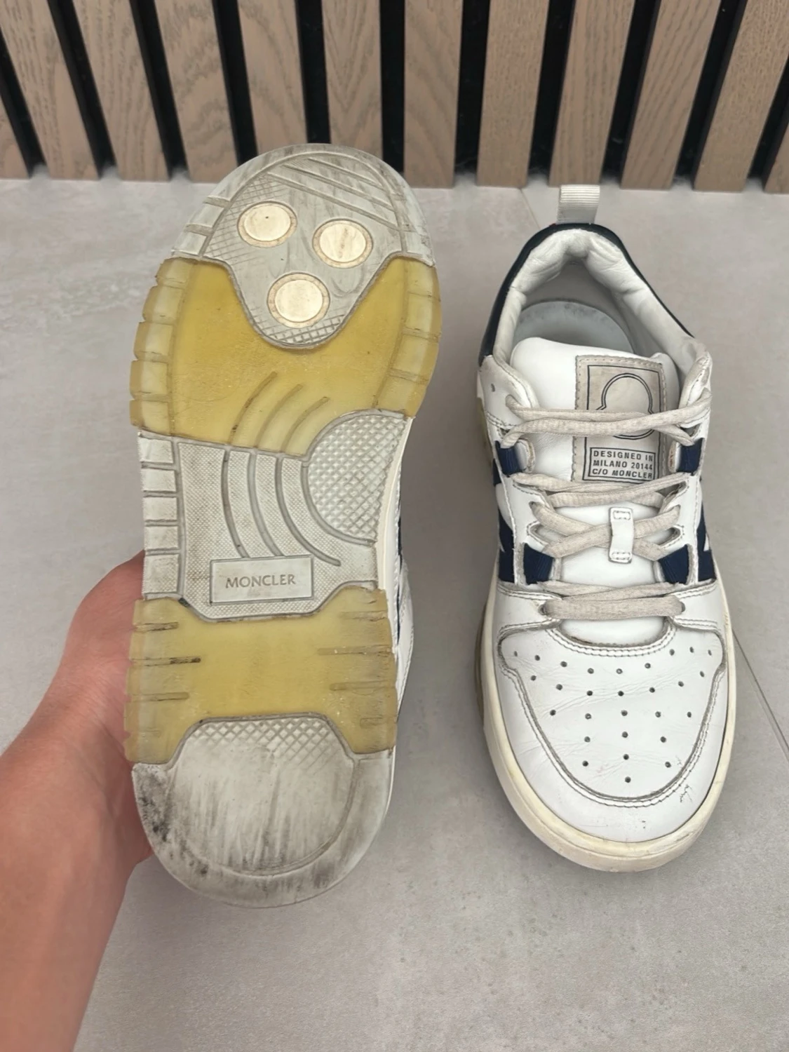 Vit och marinblå sneakers från Moncler  - 2