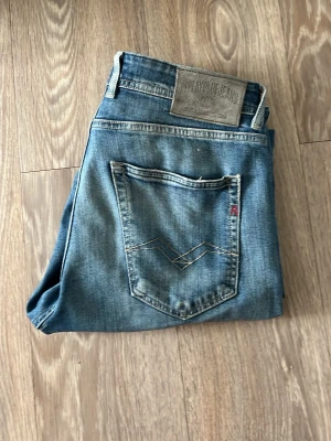 Blå replay jeans - Blå replay jeans med fina slitningar || Grover || W33 L32 || har små defekter som syns på sista bilden