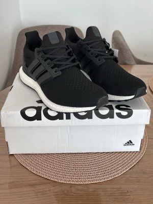 Adidas Ultraboost 1.0 - Adidas Ultraboost 1.0, Skick: 10/10 – helt oanvända, kommer med originalbox. Vid frågor eller intresse, skicka gärna ett DM.