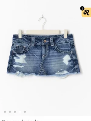 Blå jeanskjol med slitningar från gina  - Snygg blå jeanskjol från Gina tricot i kort modell med slitna detaljer. Finns inte lägre att köpa. Säker på grund av att den ej kommer till användning längre. Det är i fint skick, inga defekter 🥰❤️❤️