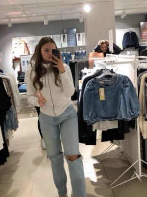 Ljusblå raka jeans  - Säljer ett par ljusblå jeans med raka ben. slitningar vid knäna och hög midja🩵 Älskade de här jeansen men har tyvärr växt ur dom❤️