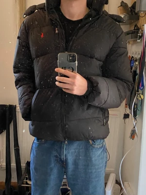 Ralph lauren jacka - Säljer en svart Ralph lauren jacka som jag köpte förra vintern har bara använt den fåtal gånger då jag ej känner att puffer jackor är så nice. Det är bara att skriva om man undrar något:)  priset är ej hugget i sten