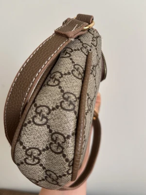 axelväska i beige canvas - Snygg axelväska