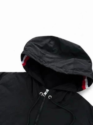 Moncler windbreaker  - Tjena👋 säljer min helt nya moncler windbreaker eftersom den passade inte mig. Jackan har fungerande nfc och är Size 2. Om du har några frågor kan du alltid skriva och priset kan diskuteras.