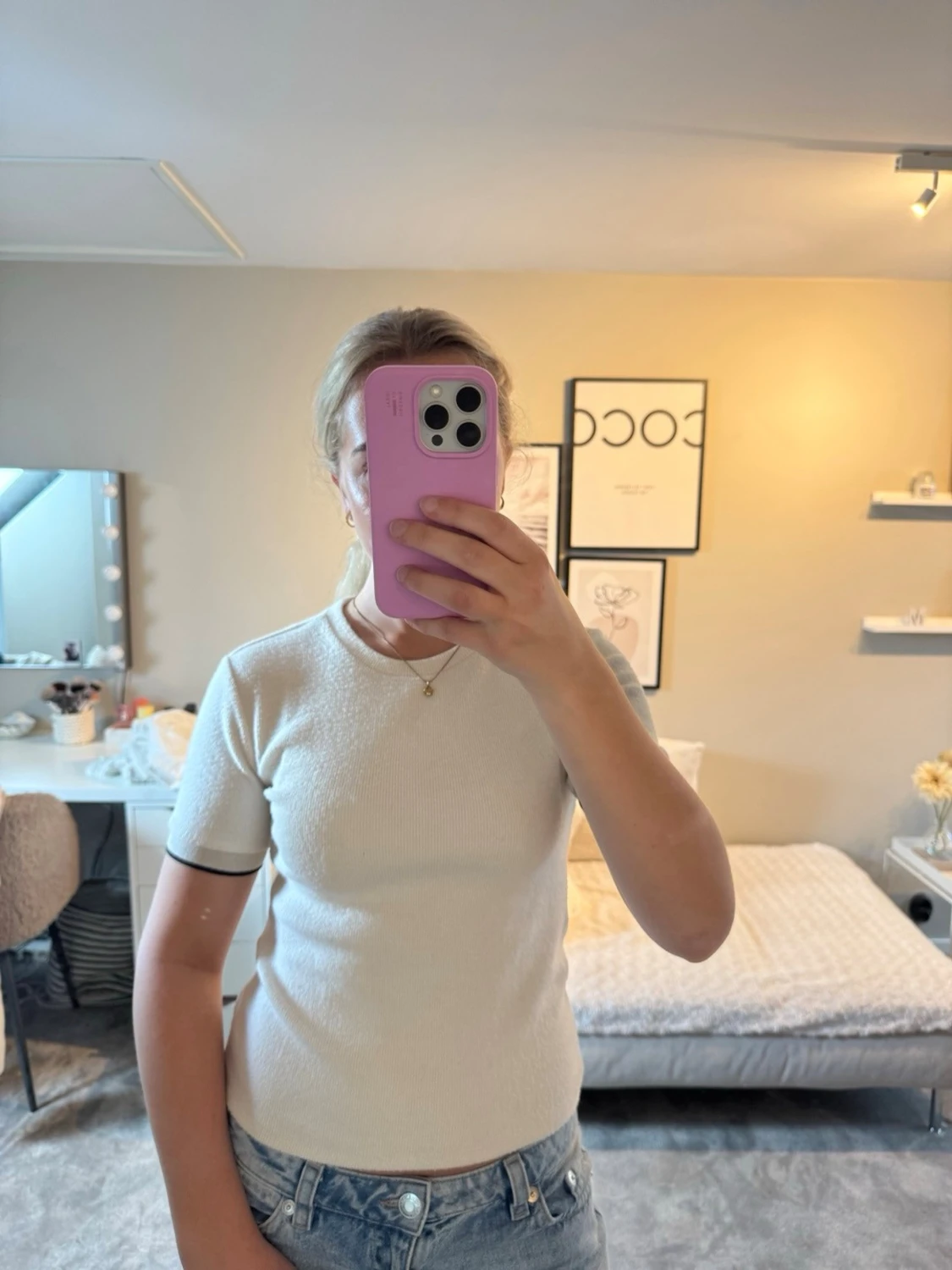Vit ribbad topp med svarta detaljer