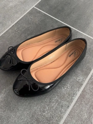 glansiga ballerina skor - använda 2 ggr, väldigt bekväma