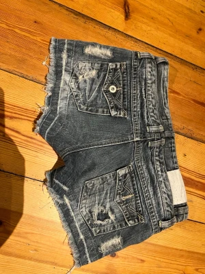 Mörkblå vintage jeansshorts  - Jag säljer dessa shorts pga av att jag tycker det är lite små, står att det är storlek M men skulle uppskatta de till XS. De saknar rn knapp på en av bakfickorna annars bra.