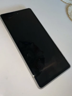 Vit Google Pixel telefon - Snygg Google Pixel 7A snow.,telefonen är endast använd i 2-3månader så den är i nyskicka, tyvärr så laddaren och tillbehör finns inte men annars allt är topp skicka.