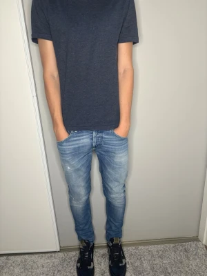DonDup Jeans - DonDup Jeans| Storlek: 32| Modellen är 179 cm| Skick: 9/10| Pris: 349kr| Priset går alltid att diskutera😊