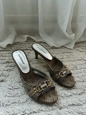Vintage Kitten heels - Vintage Kitten heels I st 39 men passar även 40. Skulle gissa att klacken är ungefär 3 cm. Använd fåtal gånger