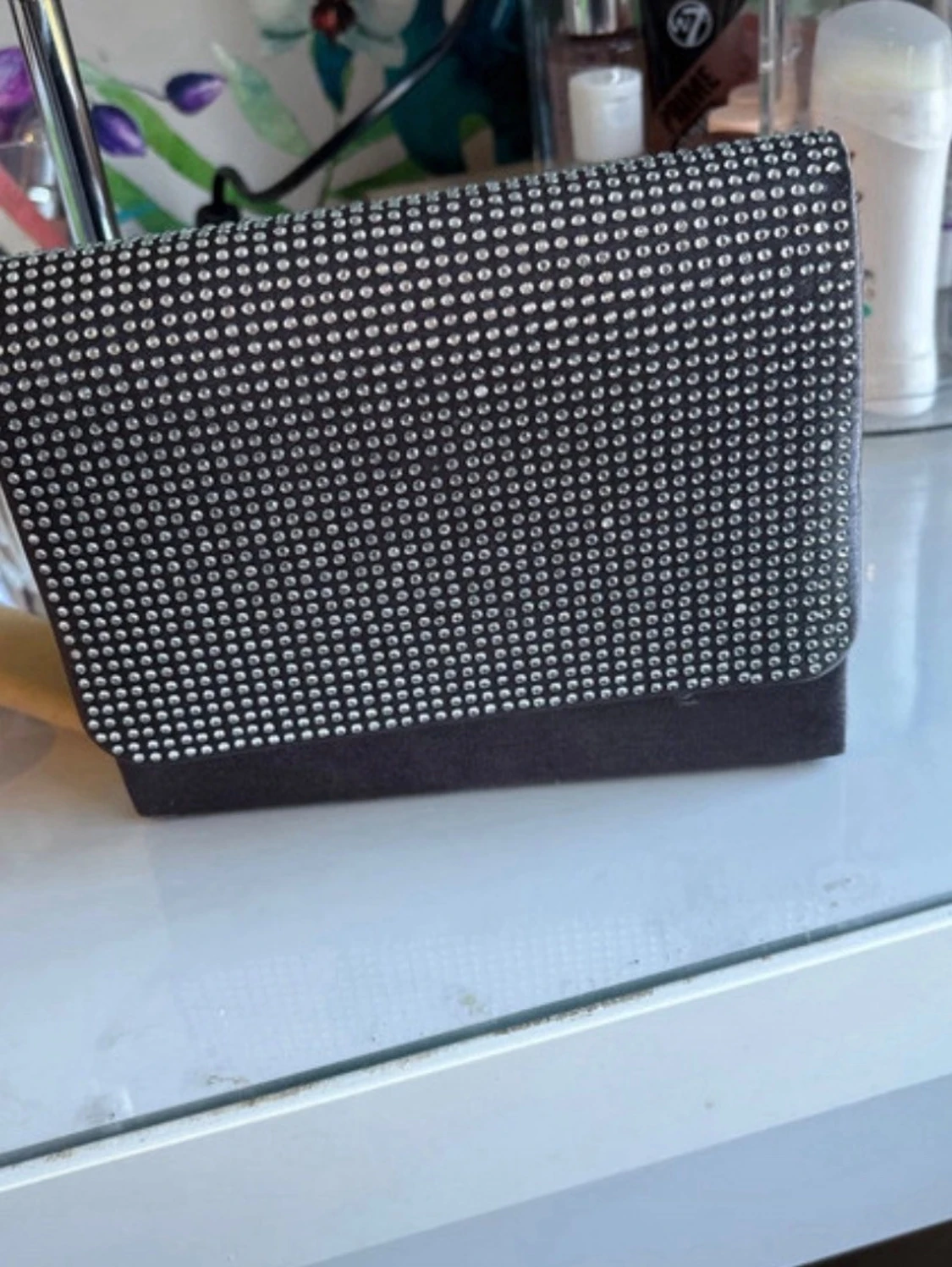 Svart kuvertväska med strassdetaljer