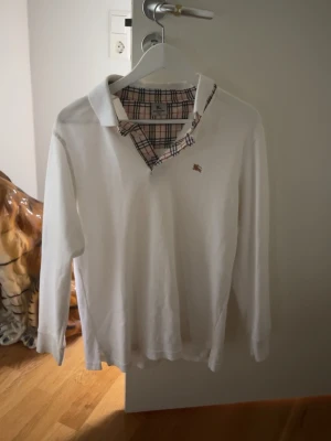  Burberry tröja  -  En klassisk Burberry tröja. bra för att styla till kläder väldigt stilren och passar till sommaren. 10/10 kvalitet. Väldigt lite använd priset är inte hugget i sten. Hör av er vid minsta fråga!