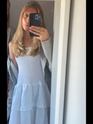 Klänning - säljer denna klänning! den är använd en gång som va på skolavslutningen så den är i nyskick❣️❣️banden går att välja om man vill ha på dom eller ta av de. köpt på kidsbrandstore!