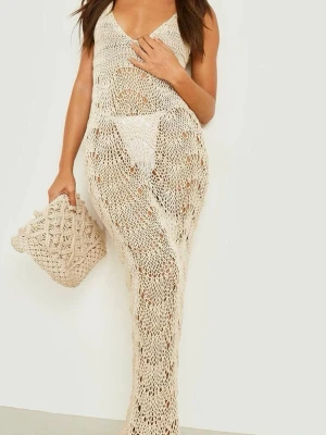 Beige virkad strandklänning - Trendig beige strandklänning i virkat material med djup V-ringning och lång passform. Perfekt att dra över bikinin på stranden. Klänningen är genombruten och har en avslappnad, bohemisk stil. .