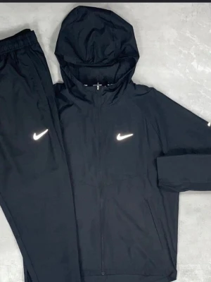 Svart Nike Miller  - Helt ny svart Nike miller trucksuit nya modellen.