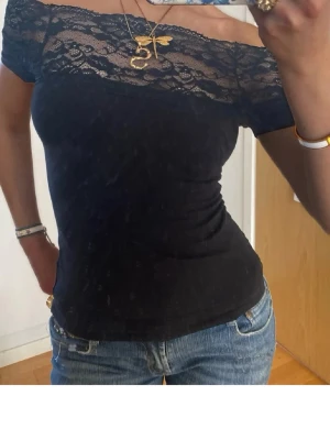Spets t shirt  - Säljer denna söta t shirten som jag fått men den har inga lappar men skulle säga att storleken är s-m 