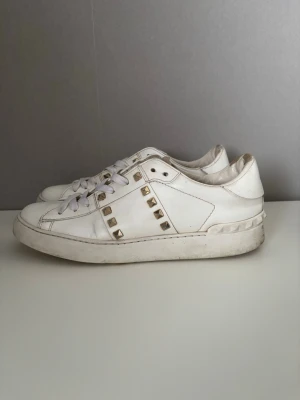 Valentino skor  - Valentino skor 41,5. Befintligt skick. Hör av er vid frågor eller funderingar.