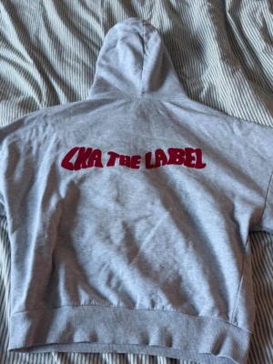 Grå hoodie från LXA The Label - Grå hoodie från LXA the label som endast använts ett fåtal gånger därav i väldigt fint skick 🩶Säljer endast för att den inte kommer till användning 🌸